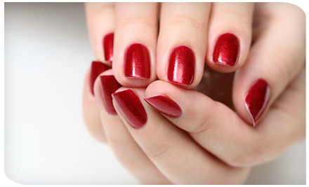Hand met glanzende rode kunstnagels